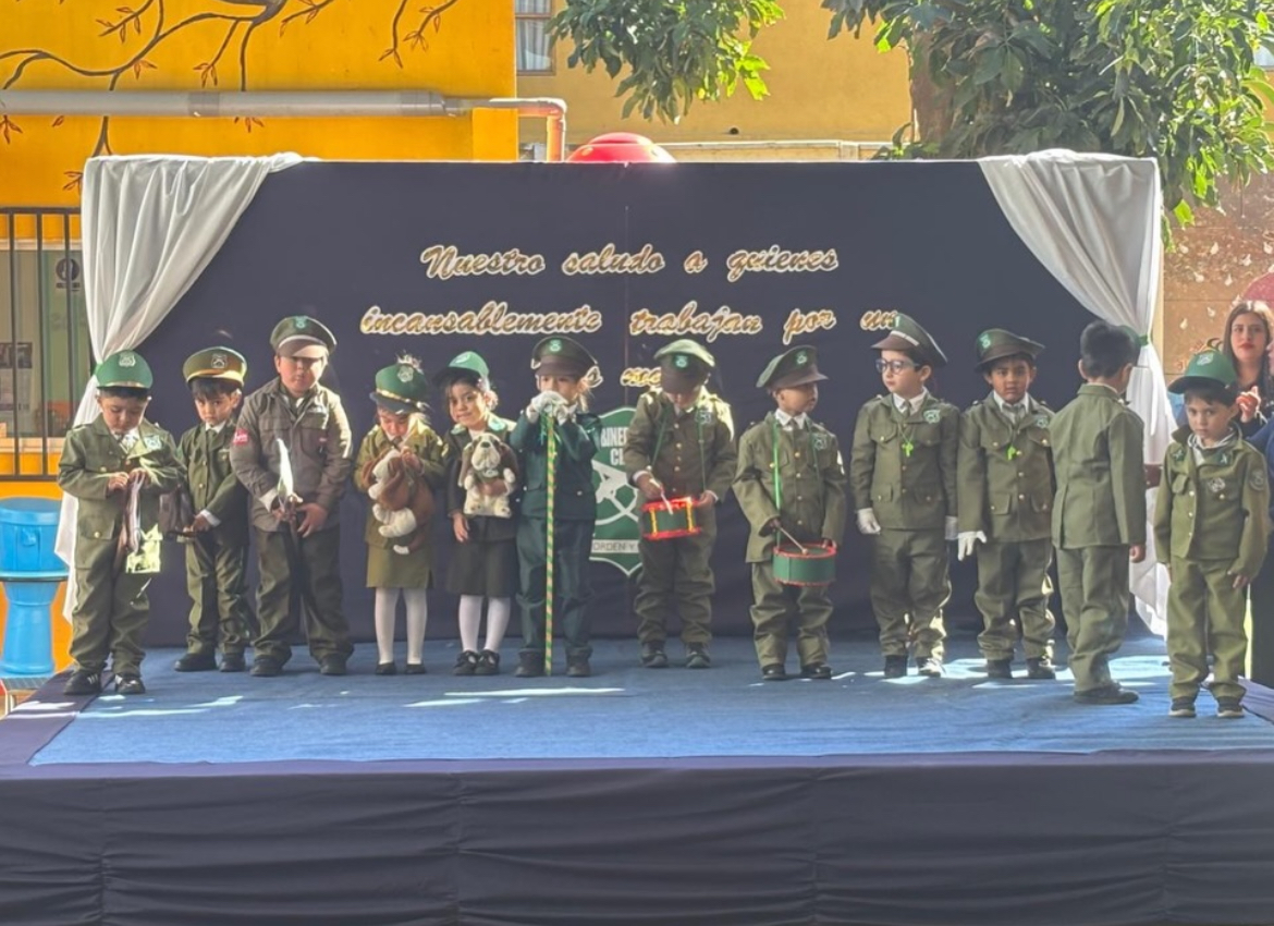 Niños en desfile con Carabineros