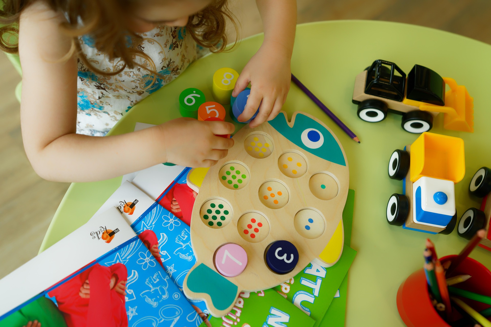 Niña trabajando con material Montessori