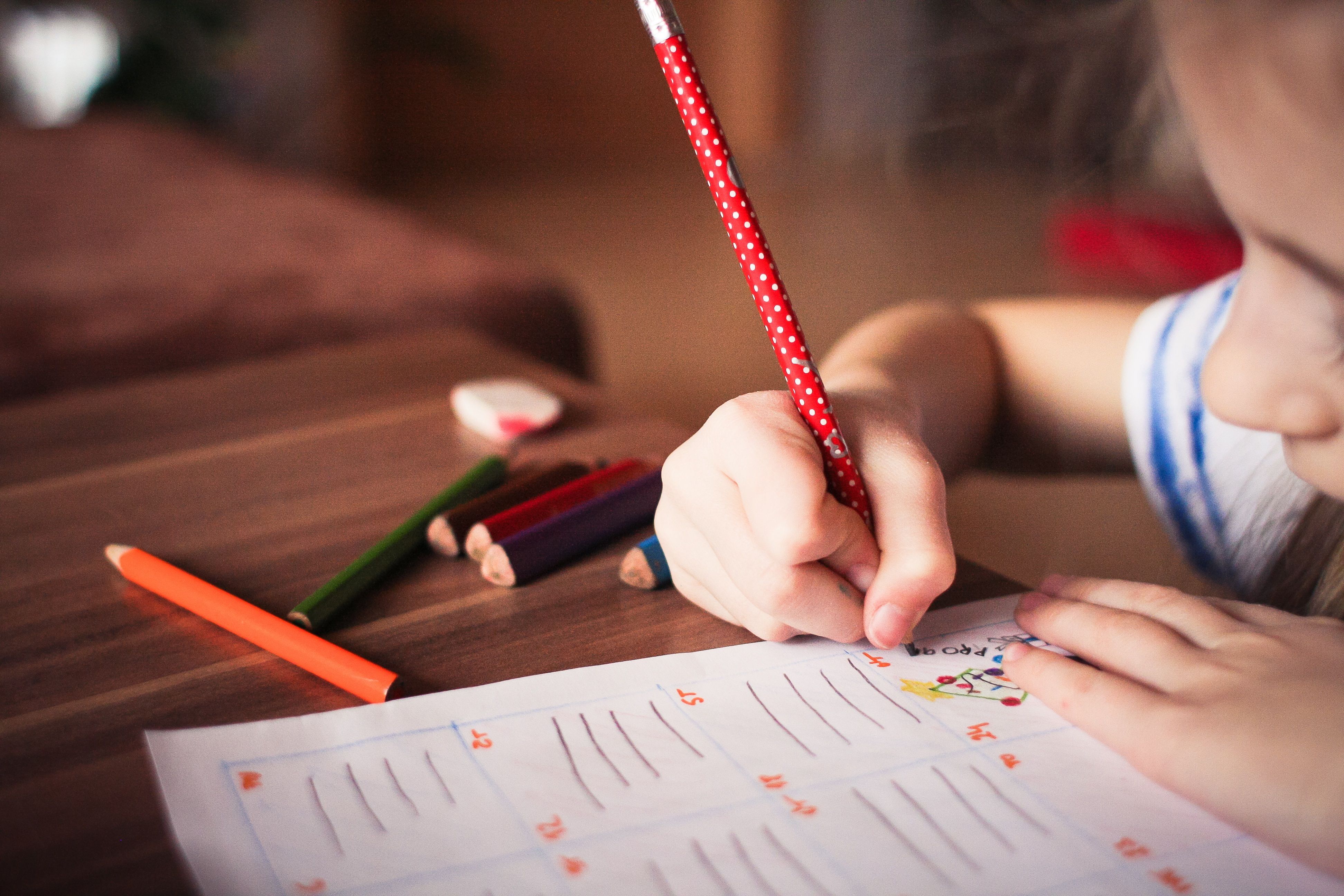 Niño escribiendo y aprendiendo