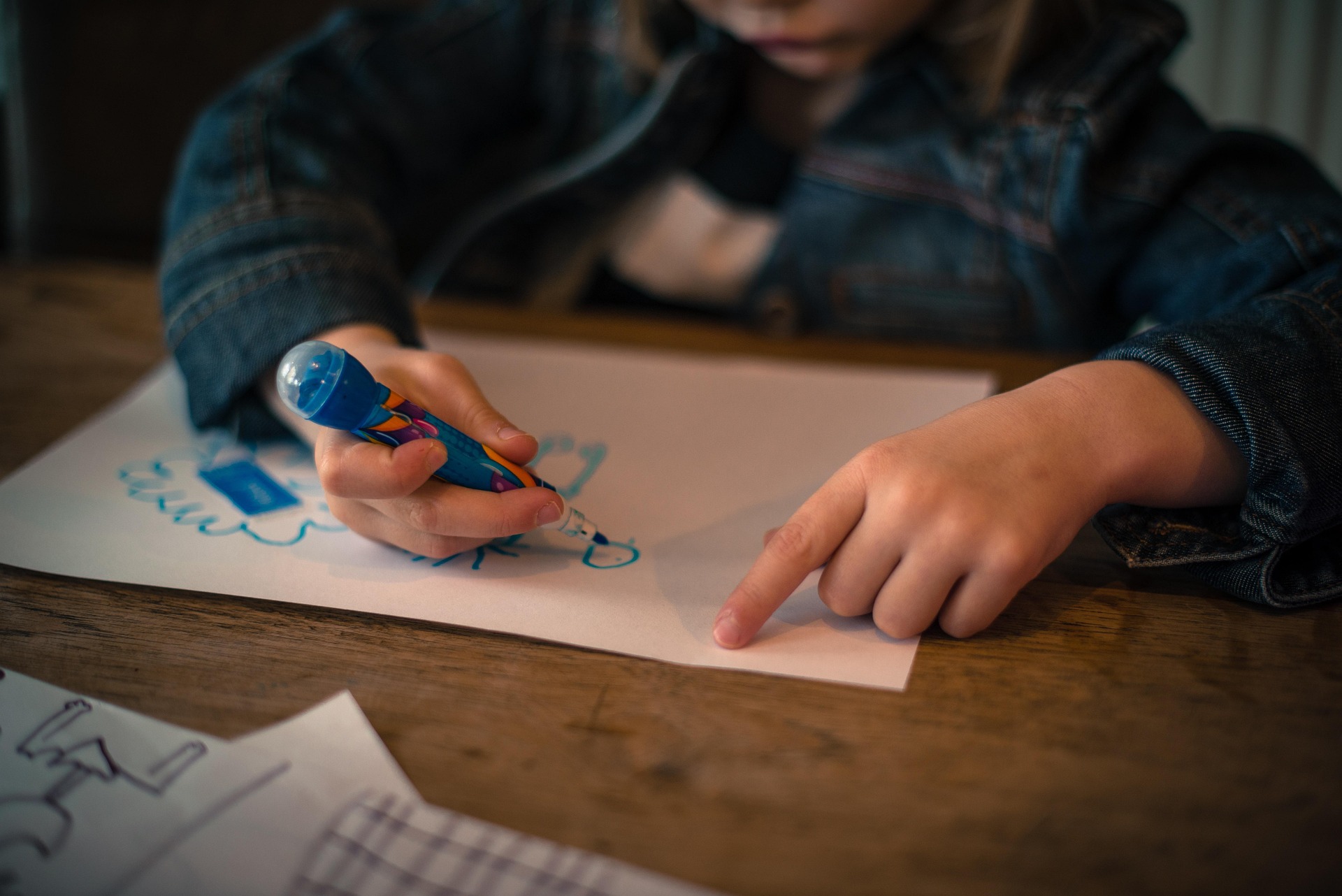 Niño dibujando con marcadores de colores
